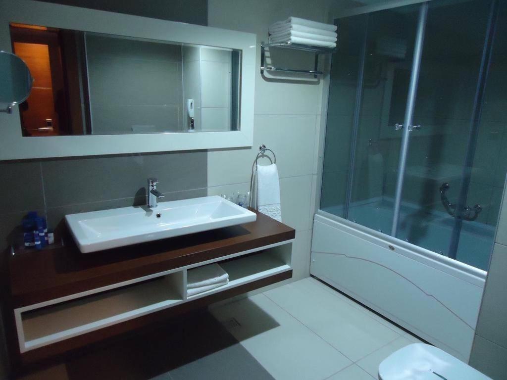 Moonlight Hotel Bostanici Bagian luar foto